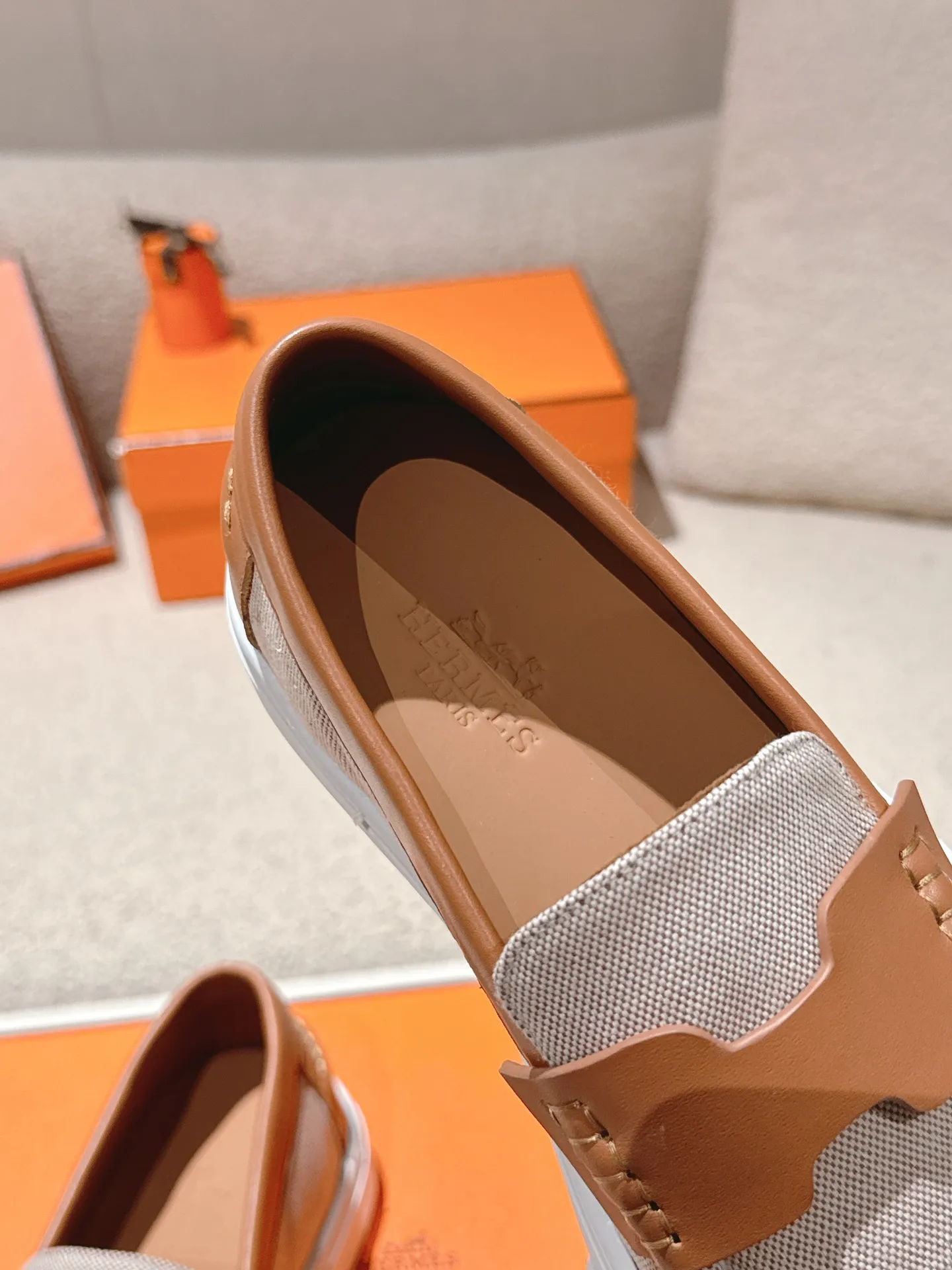 Men's men's shoes P620! Hermes# Thick Sole Couple Loafers These lace-up free sneakers in calfskin and washed denim feature signature "H" details. The design is simple and smooth, creating a fashionable urban look. It is comfortable and versatile. H family classics are not outdated, and the delivery counter is beautifully packaged🛍📦 Fabric: Original customized washed denim/first-layer cowhide Lining: Imported soft sheepskin Sole: Original open-molded anti-slip TPU material Size: 35-45